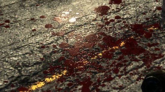 Брызги крови лежат на земле. Изображение сделано с установленной Enhanced Blood Texture, одним из лучших модов Fallout 3.