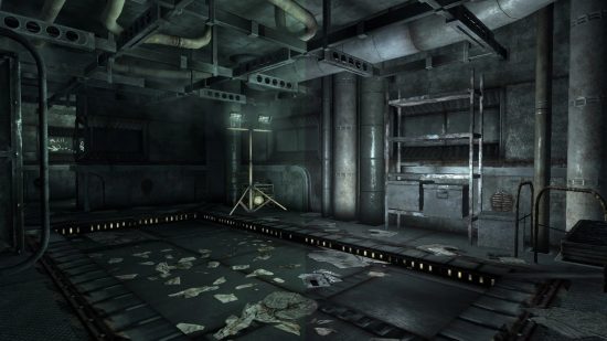 Параллельное изображение интерьера хранилища с установленным Fallout, одним из лучших модов Fallout 3, и без него. Левая сторона оригинальна, с зеленым оттенком, а правая выглядит более серой и металлической.