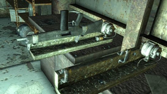 A shotgun trap sits on a table as part of the WEapon Mod Kits, one of the best Fallout 3 mods.