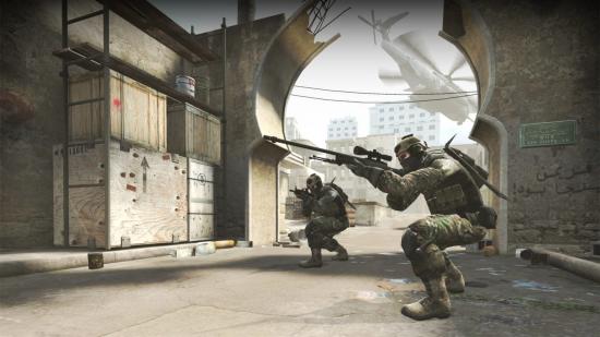 Melhores jogos multiplayer - Dois soldados que visam suas armas em uma rua empoeirada em Counter Strike Global Offensive