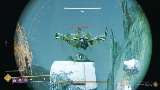 Destiny 2 Garden of Salvation: Spilleren tager sigte på en flyvende shapceship-lignende væsen