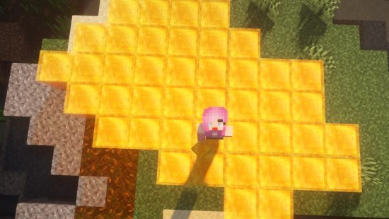 Minecraft Honeyブロック：ピンク色の髪のプレイヤーが明るい黄色の蜂蜜ブロックに立っています