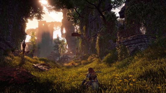 Beste Roboter -Spiele - Aloy von Horizon Zero Dawn kauert tief in Gras, umgeben von überwachsenen Ruinen