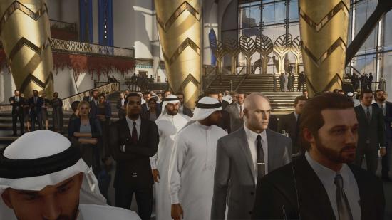 Agente 47 che partecipa a una festa a Dubai in Hitman 3, mentre è a caccia del codice sicuro della tastiera