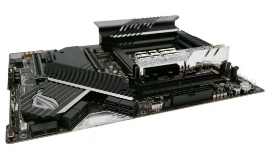 Modul DDR4 perak 5333MHz G.Skill, ditempatkan di dalam motherboard Asus hitam