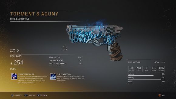 Пистолет, который выглядит разрушенным, покрытым светящимся синим светом