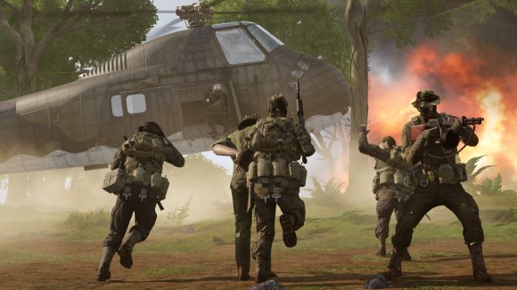 Four soldiers rush towards a landing helicopter in arma 3 as a fifth covers their retreat