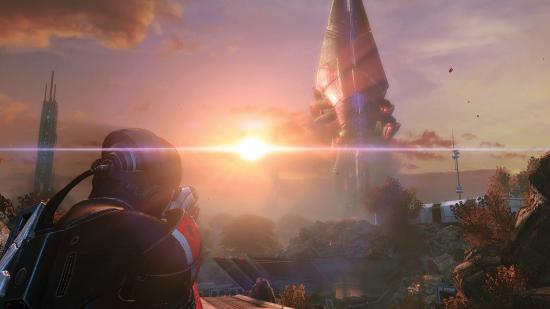 Shepard i tredje person som ser mot horisonten i Mass Effect