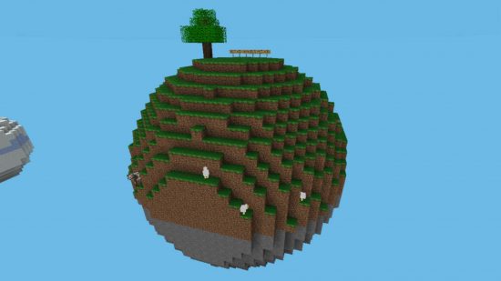 Najlepsze mapy Minecraft - drzewo i ogrodzenie na dużej kuli na niebie w sferach. Trzy owce i krowa desperacko starają się nie spaść