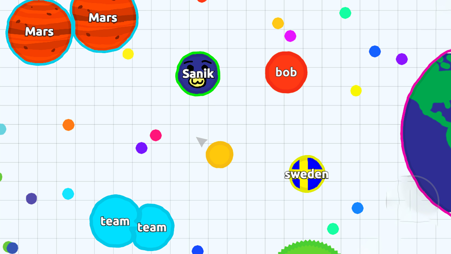 A typical game of Agar.io, several players congregating in the same area 