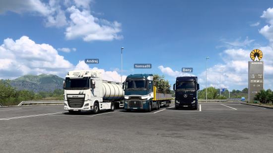 Three player-controlled Euro Truck Simulator 2 vehicles line up in the new Convoy multiplayer mode