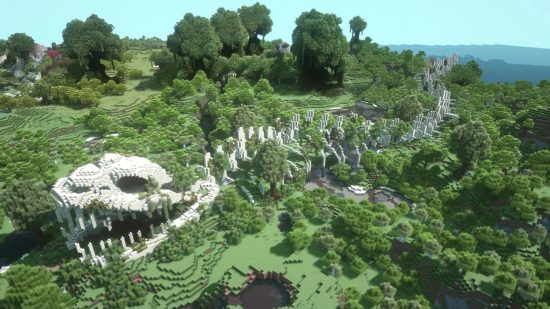 Minecraft的想法：一個大蛇骨架位於地面上，覆蓋著長滿的葉子。