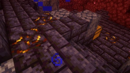 Minecraft Gilded Blackstone: Gilded Blackstone στο πάτωμα ενός υπολείμματος προμαχώνα στο Nether