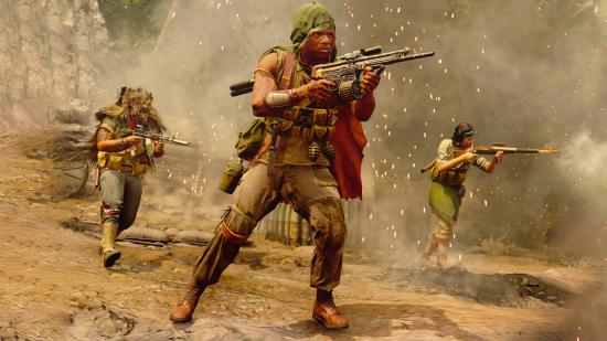 שלושה חיילים אוחזים בנשק כשהם עוברים דרך שביל עפר כשעשן ממלא את האוויר