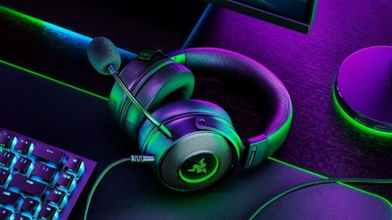 Razer auriculares de juegos de hipersense de Razer Kraken en el escritorio