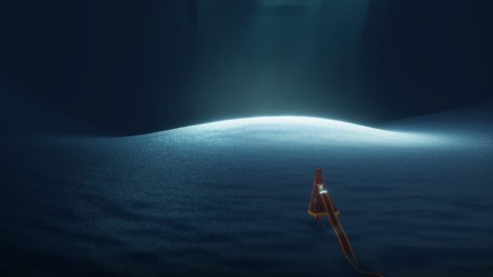 Mejores juegos relajantes - Journey: un personaje solitario se encuentra frente a una oscura extensión del desierto, con la luz de la luna vertiendo sobre la arena frente a ellos