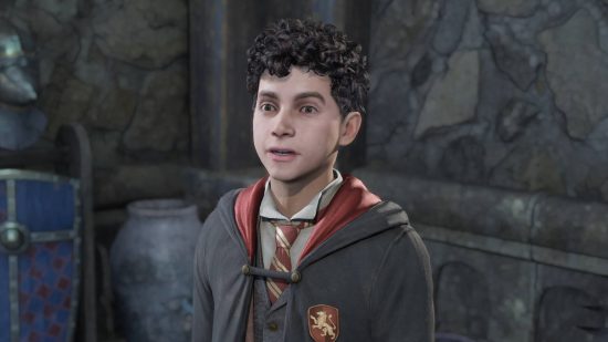Personajes heredados de Hogwarts: Lucan Brattleby está hablando con el jugador que está fuera de la pantalla. Lucan está de pie junto a una olla y un traje de armadura