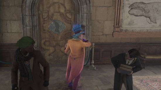 Hogwarts Di sản Nhân vật - Peeves đang bắt nạt một đứa trẻ trong một hành lang