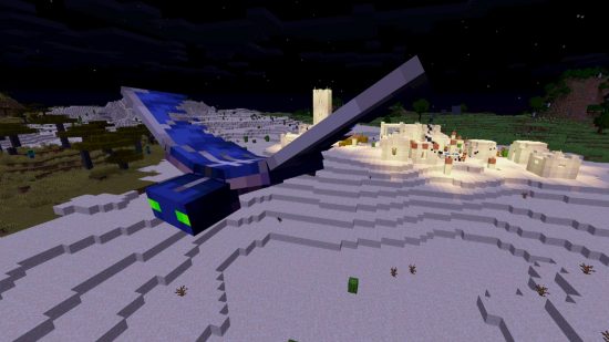 एक Minecraft फैंटम रात में एक रेगिस्तानी गांव पर उड़ता है