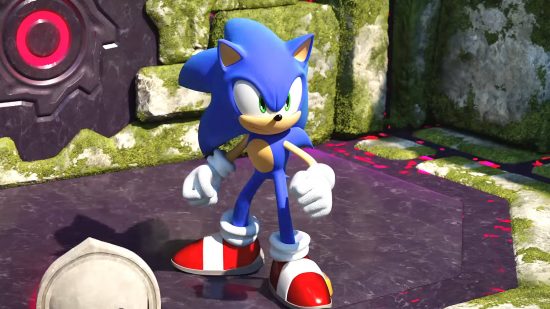 Sonic Frontiers release date: Sonic is standing defiantly in front of a weird contraption. A small robot is by his feet.