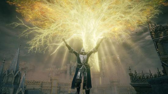 A Tarnished is using the 'praise the sun' emote in front of the glowing Erdtree.