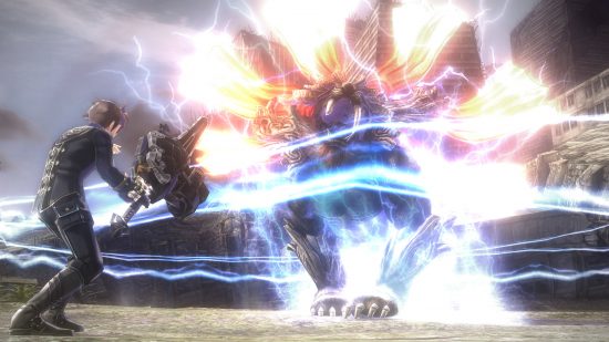 Meilleurs jeux comme Monster Hunter: une créature géante en forme de tigre rugissant et émettant de l'électricité tandis qu'un chasseur se tient à proximité avec une épée étrange dans God Eater 2: Rage Burst