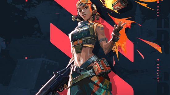 稱重層列表：A-tier代理人Raze與她的肩膀站在一起，用強有力的姿勢站起來，一隻手握住槍支，另一隻手揮舞著手榴彈。
