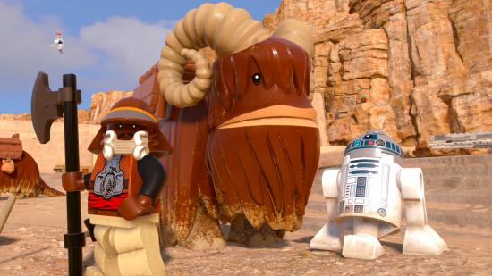 Lego Star Wars The Skywalker Saga Mumble Mode: a man, a giant beast, and a robot standing in the desert