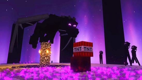 Minecraft Enter Dragon - de sinistere Ender Dragon doemt op boven een heuvel van TNT onder paarse Nether-luchten.