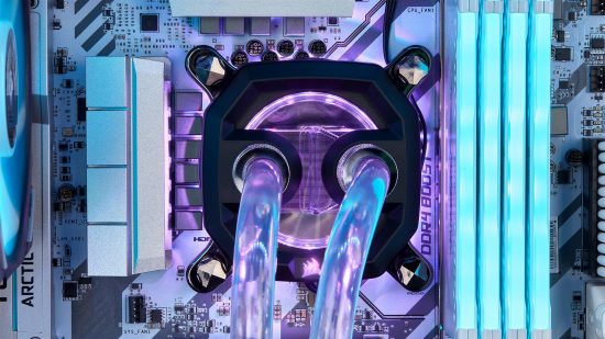 การอัพเกรด CPU ที่ดีที่สุดคือการระบายความร้อนด้วยน้ำเต็มซึ่งเห็นท่อที่นี่ส่องแสงสีน้ำเงินและสีม่วง