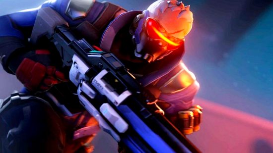El mejor héroe DPS de Overwatch 2: Soldier 76 sosteniendo su rifle de asalto mientras se prepara para la batalla