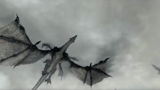 Skyrim -Konsolenbefehle und Cheats: Ein großer schwarzer Drache schwebt durch die Luft, die durch Wolken und Rauch verdeckt wird