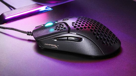 El mejor mouse liviano para juegos es el HyperX Pulsefire Haste, que muestra sus recortes hexagonales en forma de panal contra un tono de iluminación rosa.
