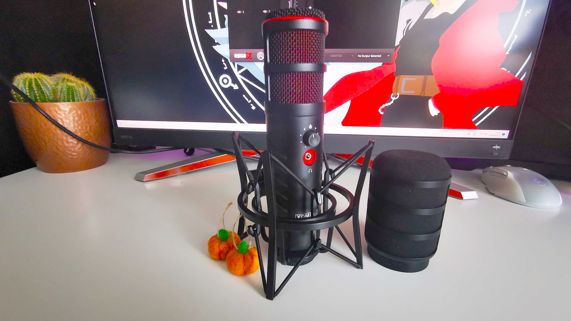 Лучший игровой микрофон премиум-класса: Rode X XDM-100 с амортизатором и поп-фильтром на белом столе