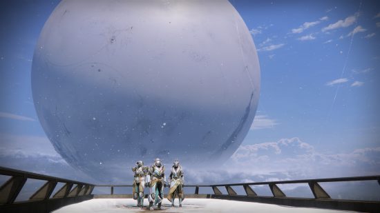Destiny 2 wekelijkse reset: futuristische soldaten staan ​​voor een gigantische witte bal