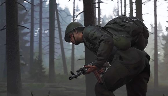 Arma Reforger cross-play: A soldier carrying a rucksack and rifle sprints through a shadowy forest