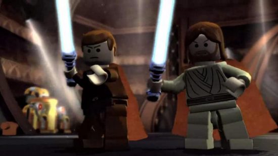 Най-добрите кооперативни игри на PC, Lego Star Wars: Lego qui-Gon Jinn и Obi Wan Kenobi стоят един до друг, притежаващи светлинни мечове