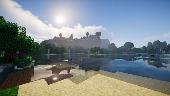 Beste Minecraft-shaders: de Chocopic-shader met een oever van het meer waar het water kristalhelder is.