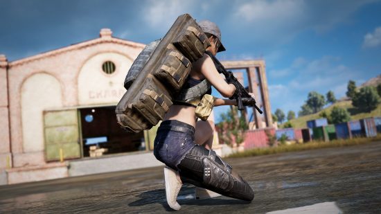 PlayerUnknowns Battlegrounds Best PUBG -instellingen: een vrouwelijke soldaat die een grote rugzak draagt ​​tijdens het dragen van een aanvalsgeweer