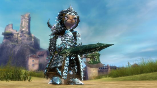Guild Wars 2 Twitch Grops et comment prétendre: Asura en armure noire avec des incrustations bleues brillantes se dresse avec une épée déchiquetée courte sur une campagne idyllique