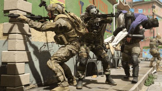 Modos de juego Modern Warfare 2: un jugador lleva un rehén en Prisoner Rescue, apoyado por dos compañeros de equipo