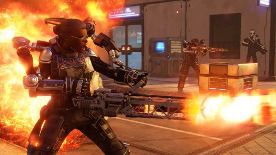 بهترین بازی های استراتژی - یک زن در زره پوش با شلیک اسلحه آتشین در یک ساختمان در حالی که انفجارها در پشت او در XCOM ظاهر می شوند. دو انسان دیگر در کنار او می جنگند
