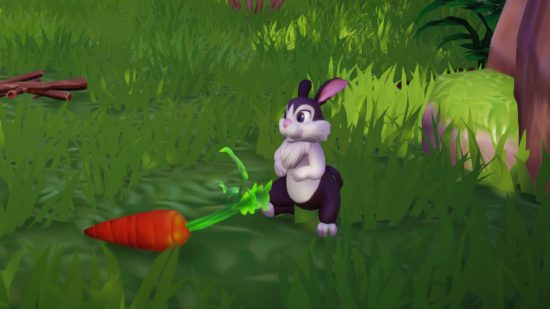 Disney Dreamlight Valley Animals: กระต่ายสีดำและสีขาวตั้งอยู่บนพื้นดินใกล้กับอาหารที่พวกเขาโปรดปรานแครอท