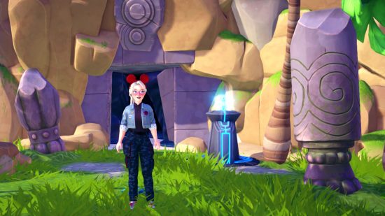 Disney Dreamlight Vadisi Mistik Mağara: Bir sarışın, qadın oyunçu xarakteri, mistik mağaraya daşların qarşısında dayanır