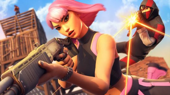 Beste Koop -Spiele - Fortnite: Ein rosa gehaartes Mädchen und ein Charakter -Charakter -Team in Fortnite, während jemand auf einem Fort dahinter steht