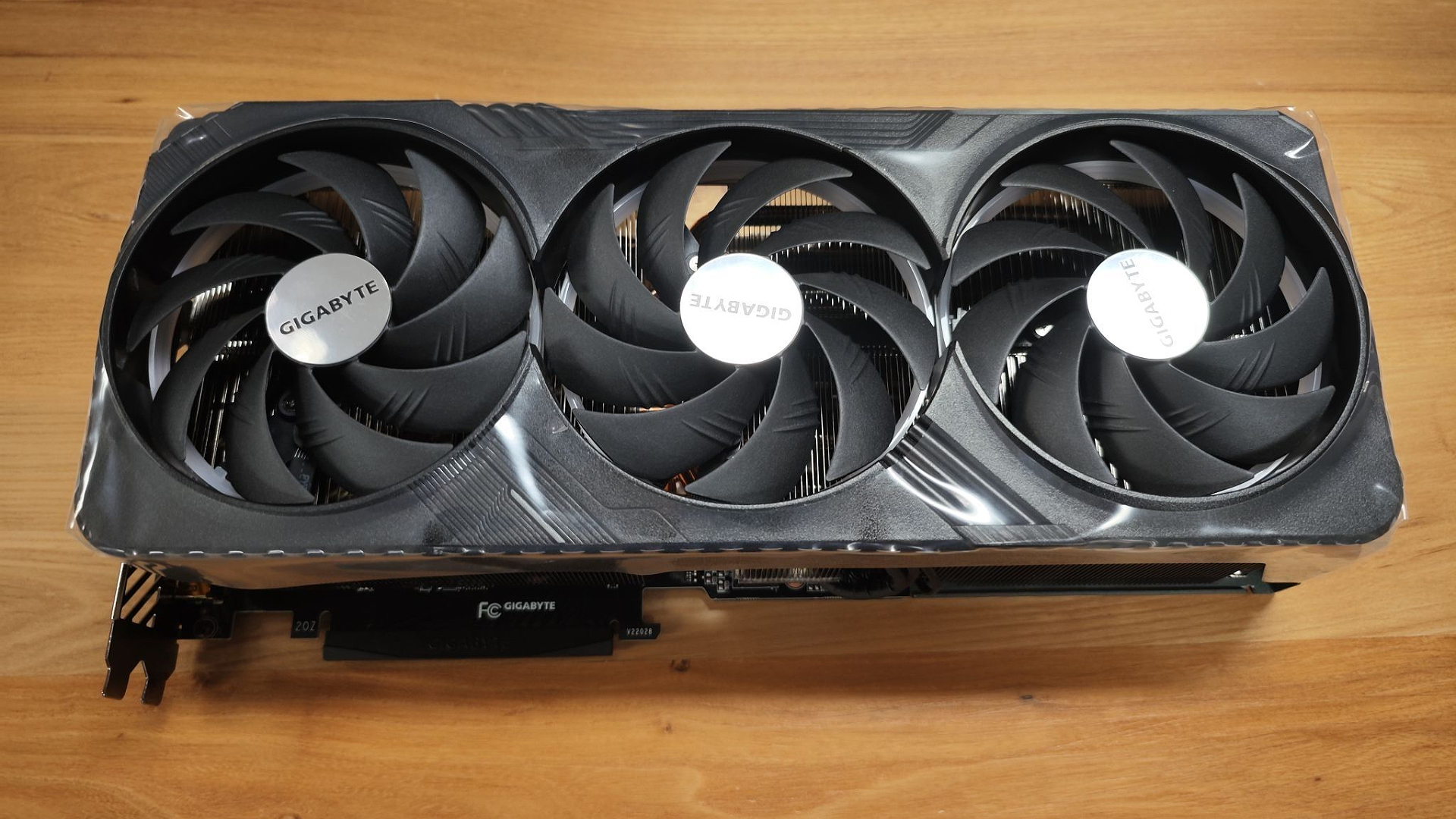RTX 4000: RTX 4090 graphics card on wood surface