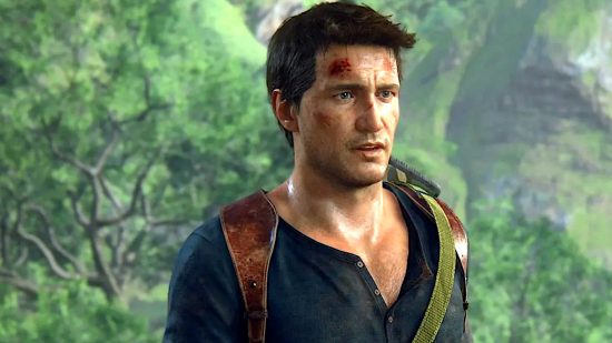 Uncharted PC: A white man in a blue shirt with bloody wounds on his head looks out over a jungle setting