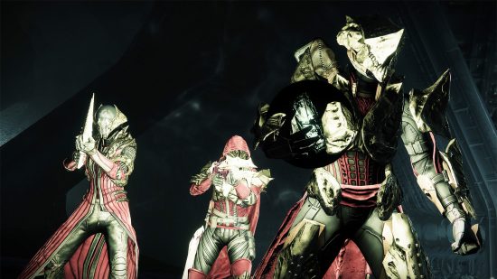 Tabla de botín de Destiny 2 King's Fall armas, rollos divinos y armaduras: una imagen en perspectiva cercana de tres Guardianes mostrando su armadura de incursión de King's Fall.