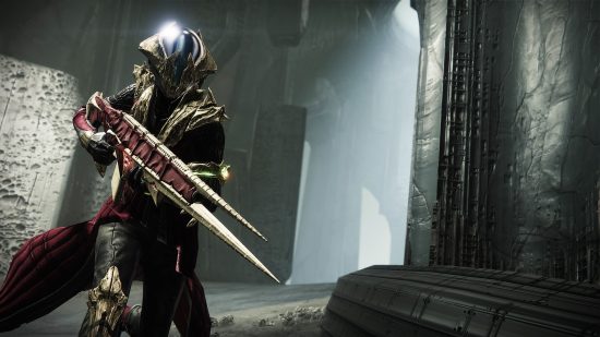 Destiny 2 King's Fall Loot Table-wapens, God Scrolls en Armor: A Guardian hanteert een aanvalswapen.