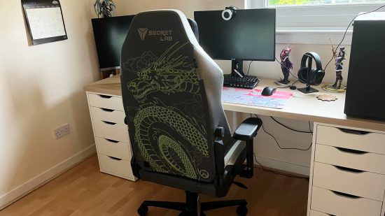 Bagian belakang kursi gaming SecretLab Overwatch 2 Genji menampilkan naga yang disulam hijau dengan latar belakang hitam dengan logo SecretLab di atas